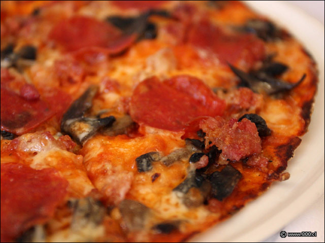 Detalle de sus ingredientes, champi��n, tocino y salame - Los Toros Italianos