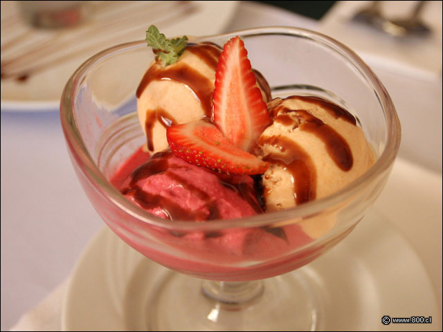 Copa de helado de Mote con huesillo y ... - Los Toros Italianos