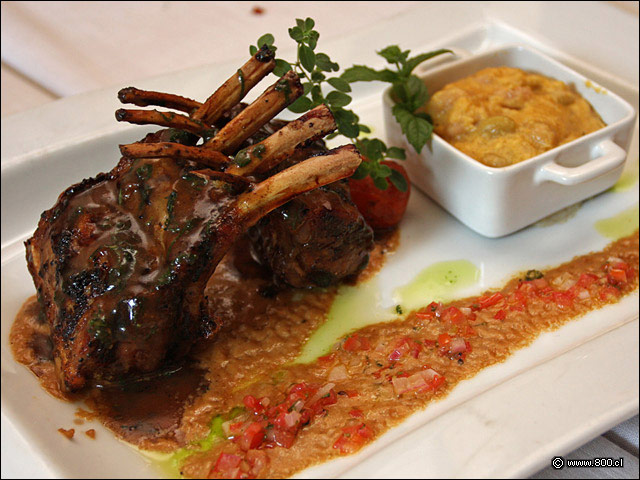 Costillas de Cordero con crema de cebolla y porotos granados en mazamorra - Latin - Marriott (antes Latin Grill)