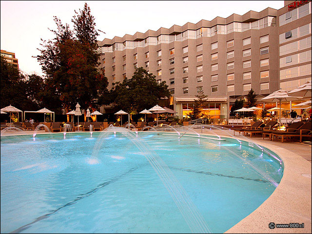 Vista de la piscina y del hotel - Sheraton Santiago