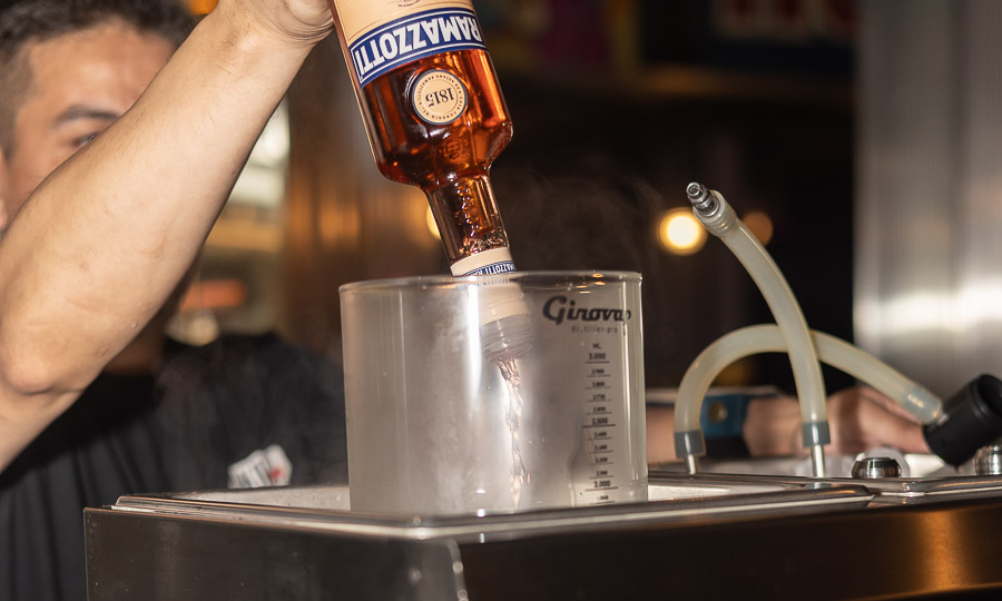 El destilador profesional Girovap de Nkiru, el �nico restobar que tiene este gadget en Chile