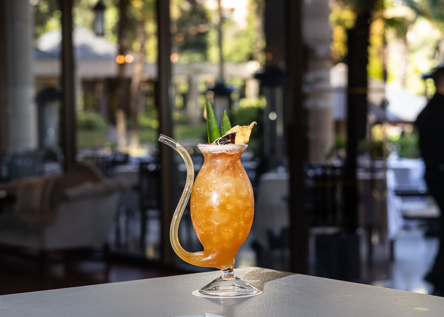 Damin Sologuren, bartender del Bar Origen del Mandarin Oriental y su cctel Pineapple Skies