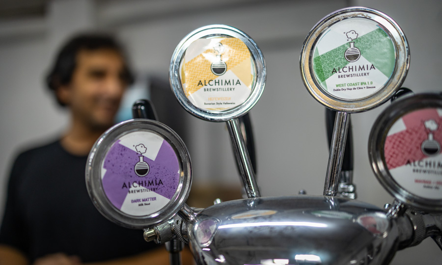 En un recorrido con actores de la industria, Alchimia Brewstillery presenta sus destilados y cervezas