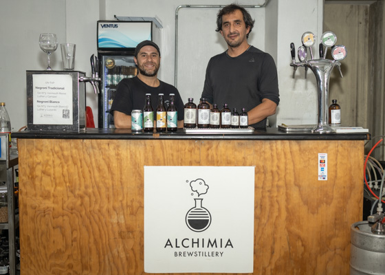 En un recorrido con actores de la industria, Alchimia Brewstillery presenta sus destilados y cervezas