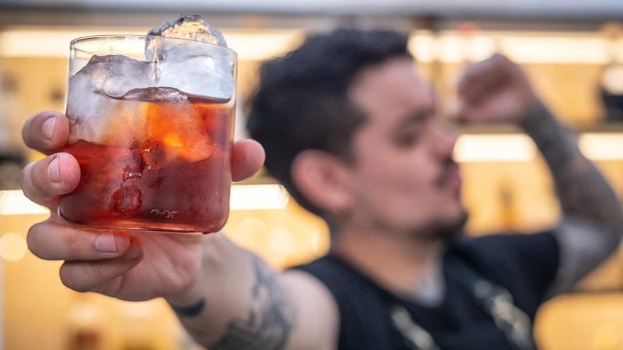 Jos Nez, el reconocido bartender de Le Cordon Bleu Per vuelve a Chile como Head Bartender del Bar Gracielo
