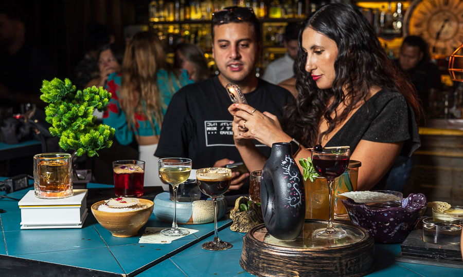 Bar Enigma se luci� con su elaborada y renovada carta 2025 de cocteler�a de autor