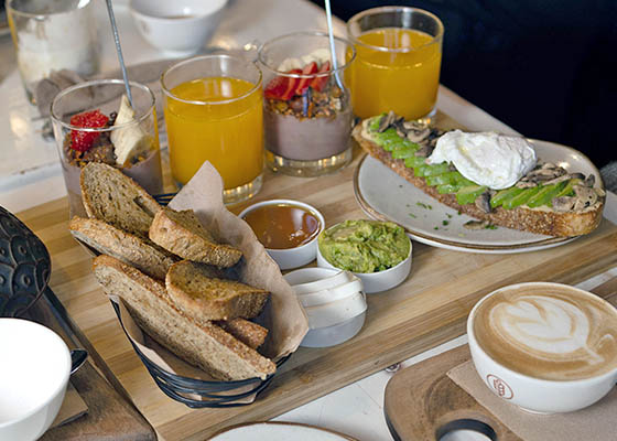 Cest si Bon te recibe con sabrosos brunchs en su encantador local de inspiracin provenzal en el Costanera
